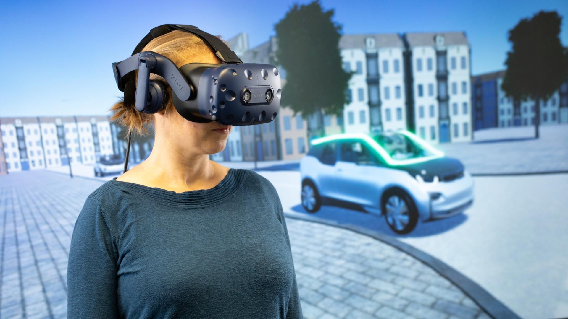 Forscher des Deutschen Zentrum für Luft- und Raumfahrt DLR in Braunschweig untersuchen mit VR-Technik die Kommunikation zwischen Fußgängern und autonomen Fahrzeugen