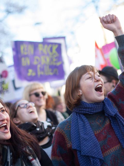 Frauentags-Demonstration in Berlin - die Proteste richteten sich gegen Sexismus und Geschlechterdiskriminierung. Auf einem Schild steht "Gleiche Rechte für alle", Demonstrantinnen rufen etwas mit erhobenem Arm