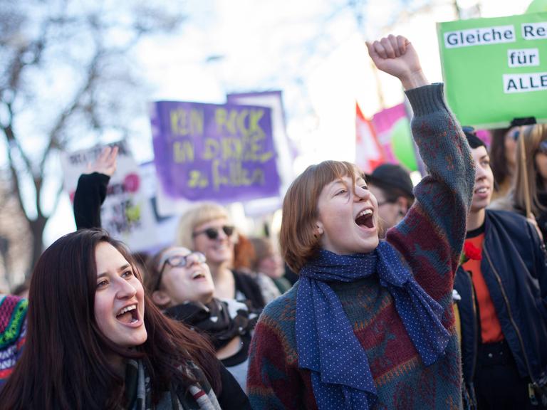 Frauentags-Demonstration in Berlin - die Proteste richteten sich gegen Sexismus und Geschlechterdiskriminierung. Auf einem Schild steht "Gleiche Rechte für alle", Demonstrantinnen rufen etwas mit erhobenem Arm