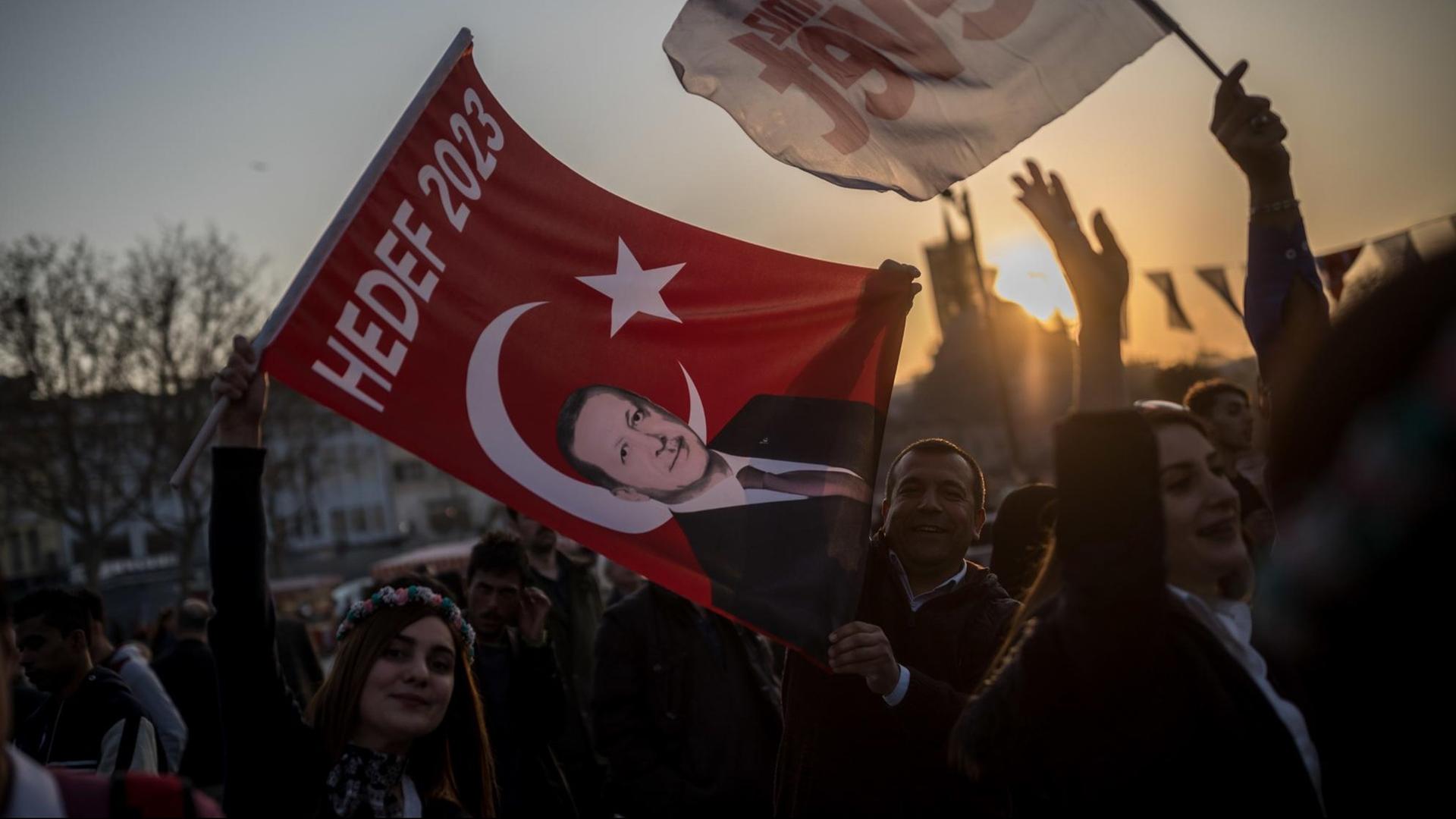 Anhänger der "Evet"-Bewegung für ein "Ja" beim anstehenden Referendum tanzen am 14.04.2017 in Istanbul (Türkei) bei einer Wahlveranstaltung.