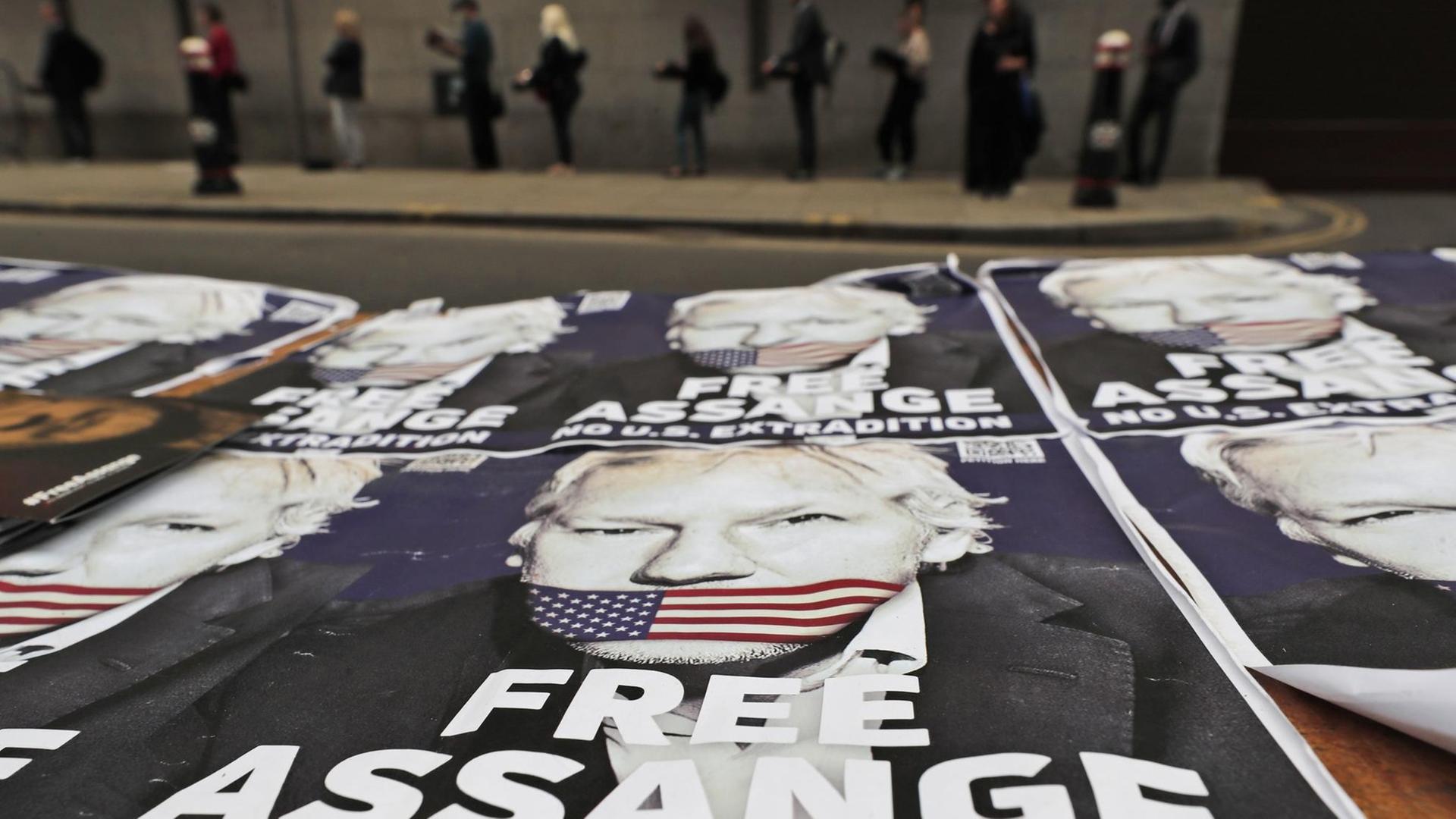 Menschen stehen im September 2020 am Eingang des Old-Bailey-Gerichts in London an, auf dem Boden Plakate mit dem Porträt von Julian Assange und dem Schriftzug "Free Assange".