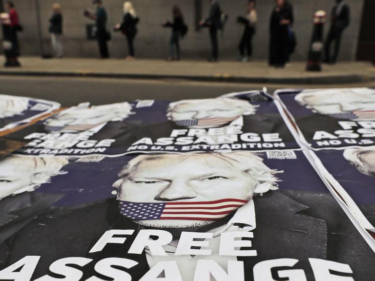 Menschen stehen im September 2020 am Eingang des Old-Bailey-Gerichts in London an, auf dem Boden Plakate mit dem Porträt von Julian Assange und dem Schriftzug "Free Assange".