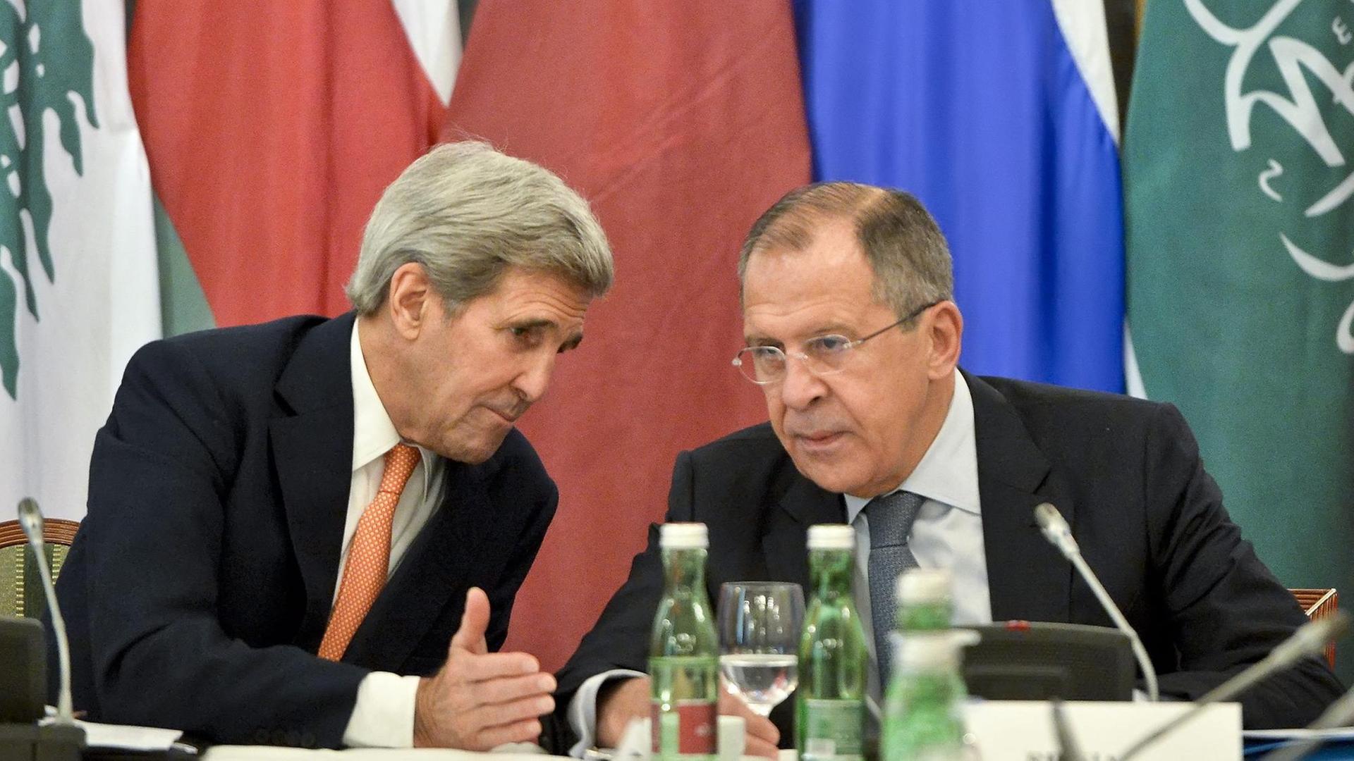 US-Außenminister John Kerry und Russlands Außenminister Sergej Lawrow beraten auf der Syrien-Konferenz in Wien.