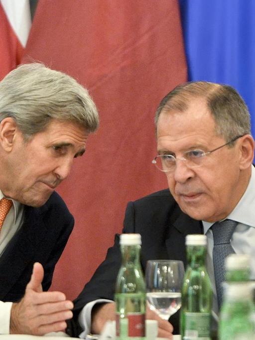 US-Außenminister John Kerry und Russlands Außenminister Sergej Lawrow beraten auf der Syrien-Konferenz in Wien.
