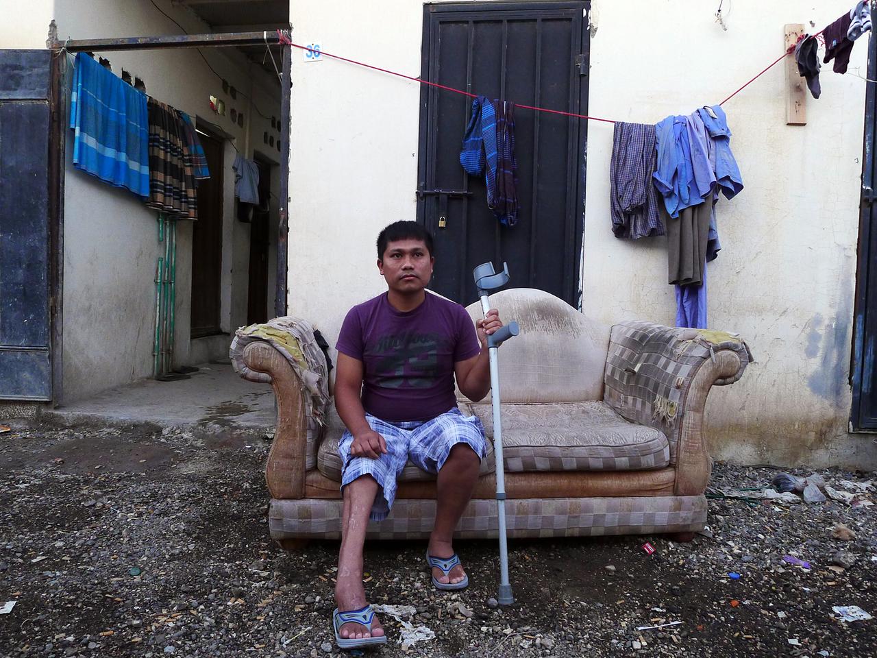 Ein Arbeiter aus Nepal in einem Arbeiterquartier in Doha. 