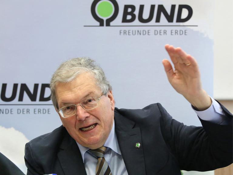 Der Vorsitzende der Organisation Bund für Umwelt und Naturschutz Deutschland, Hubert Weiger, bei einer Pressekonferenz in Berlin. Er hebt den linken Arm.