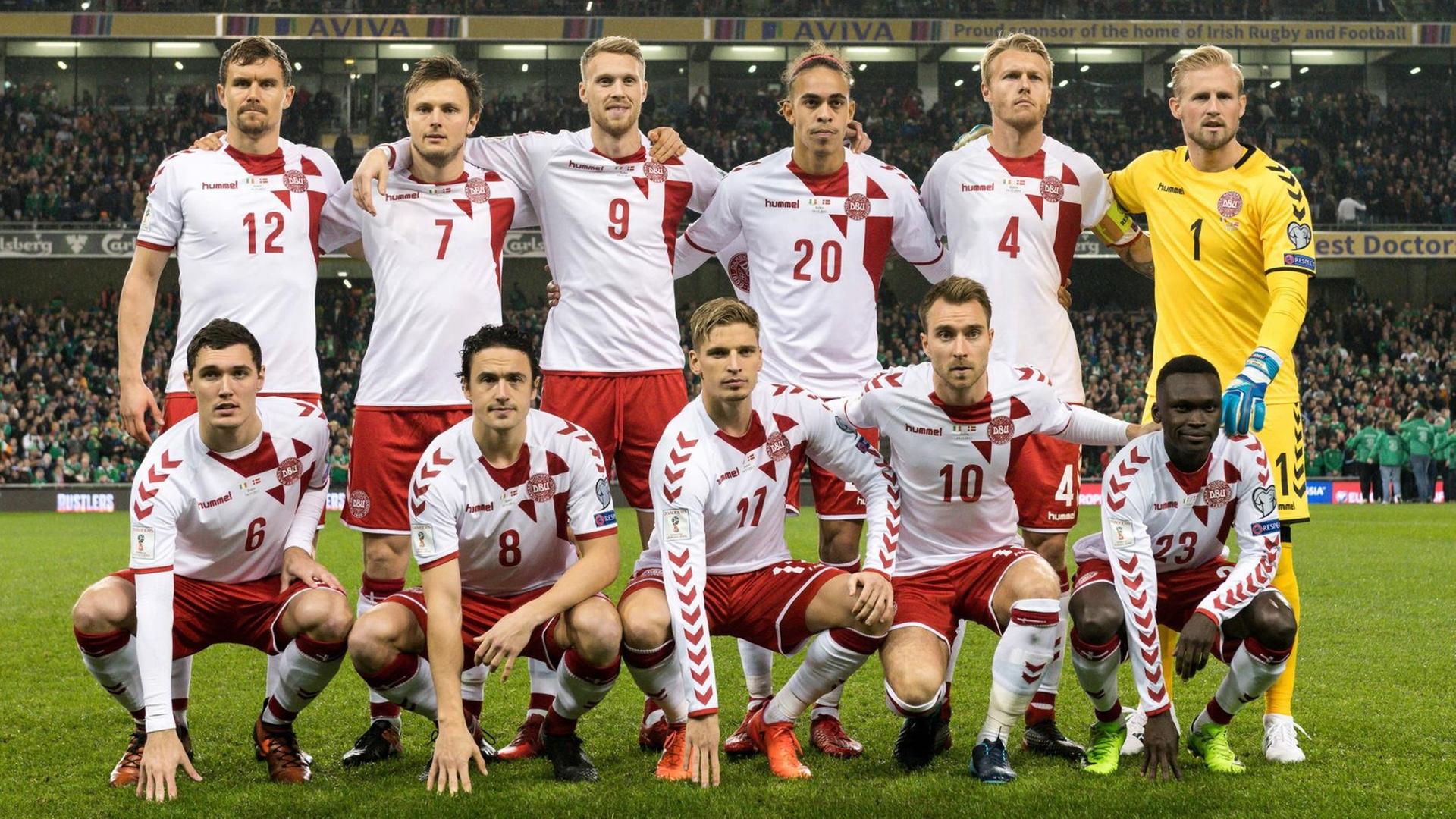 Mannschaftsfoto der dänischen Fußballnationalmannschaft im Stadion.