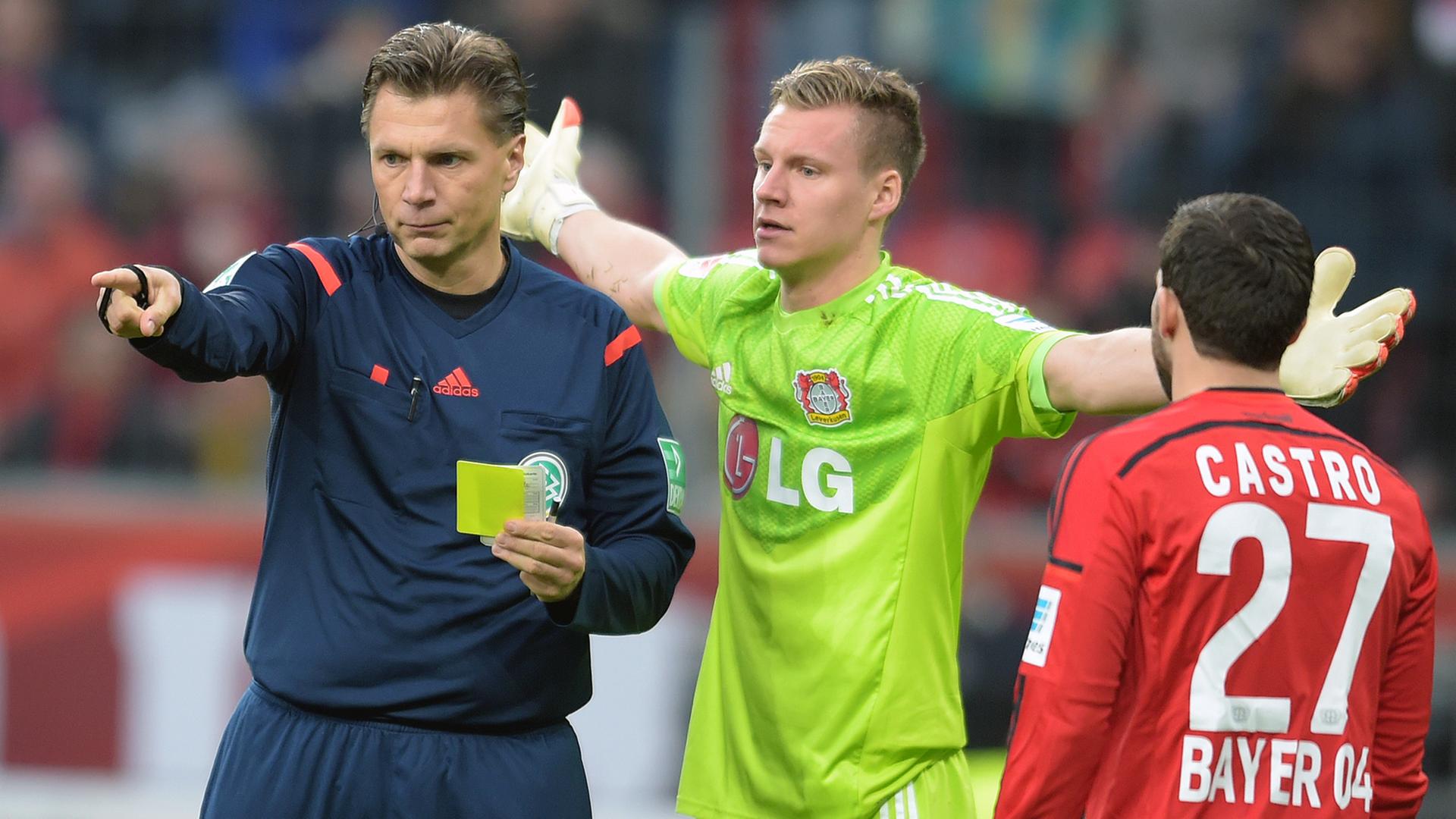 13. Spieltag: Bayer Leverkusen - 1. FC Köln am 29.11.2014 in der BayArena in Leverkusen. Der Leverkusener Torwart Bernd Leno (M) beschwert sich bei Schiedsrichter Thorsten Kinhöfer (l), der auf den Elfmeterpunkt zeigt. 13. Spieltag: Bayer Leverkusen - 1. FC Köln am 29.11.2014 in der BayArena in Leverkusen. Der Leverkusener Torwart Bernd Leno (M) beschwert sich bei Schiedsrichter Thorsten Kinhöfer (l), der auf den Elfmeterpunkt zeigt.