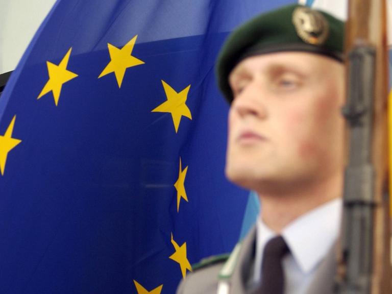 Ein Soldat des Wachbataillons der Bundeswehr vor der Europafahne