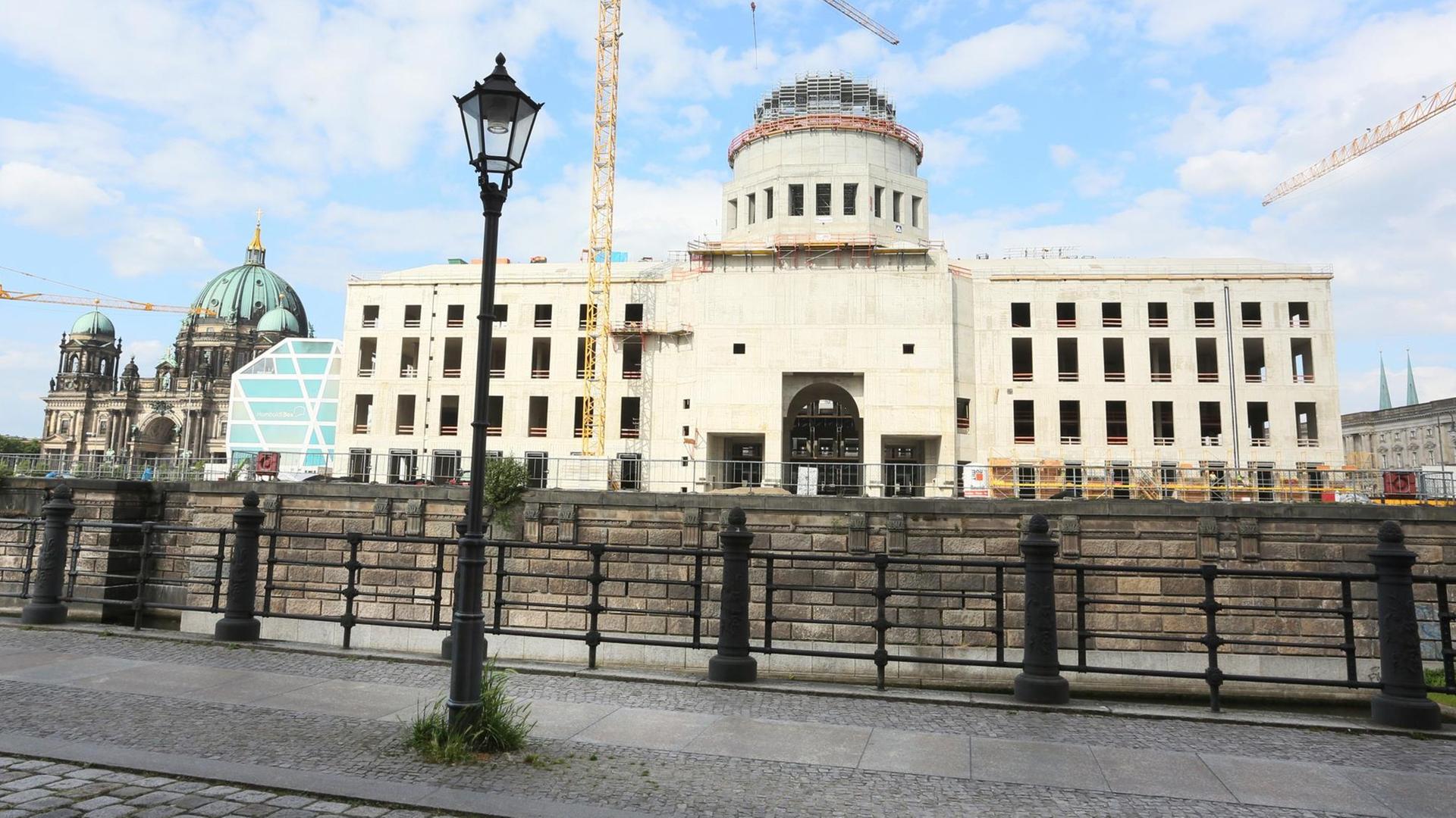 Der Rohbau des Berliner Stadtschlosses ist am 03.06.2015 in Berlin bei einem Rundgang auf der Baustelle im Vorfeld des Richtfests zu sehen.