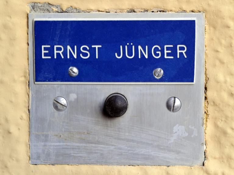 Eine Klingel an einer Hauswand in Wilflingen: In diesem Haus lebte der Schriftsteller Ernst Jünger bis zu seinem Tod 1998.