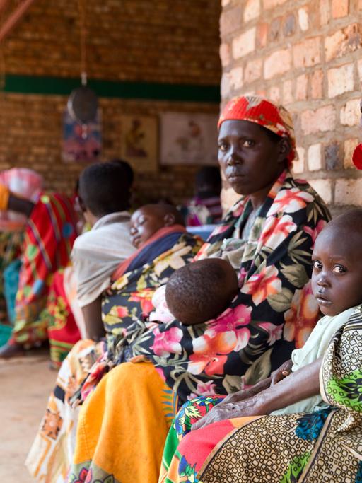 Eltern mit ihren Kindern in einer Gesundheitsstation im Dorf Rukogo im Norden von Burundi