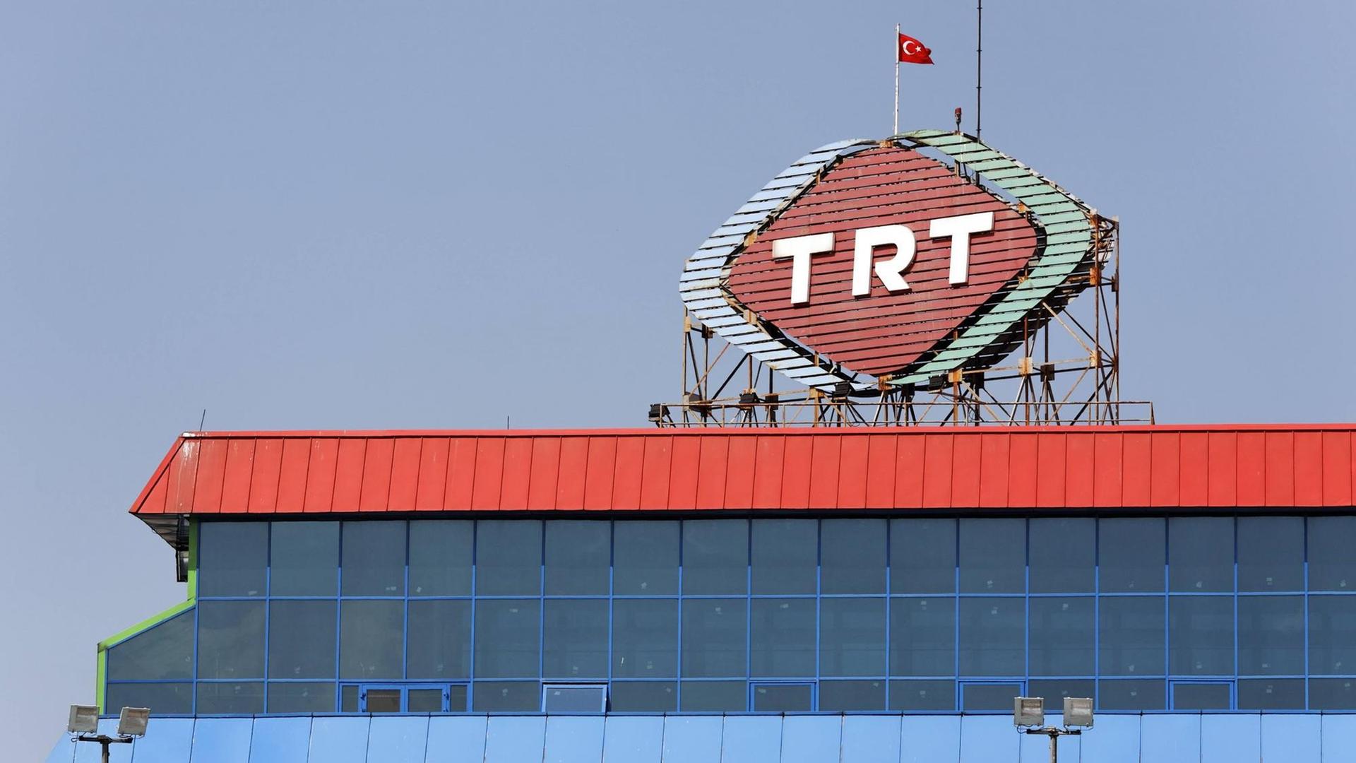 Das Logo des türkischen Radio- und Fernsehsenders TRT sowie die türkische Flagge auf dem Gebäude des Senders in Istanbul.