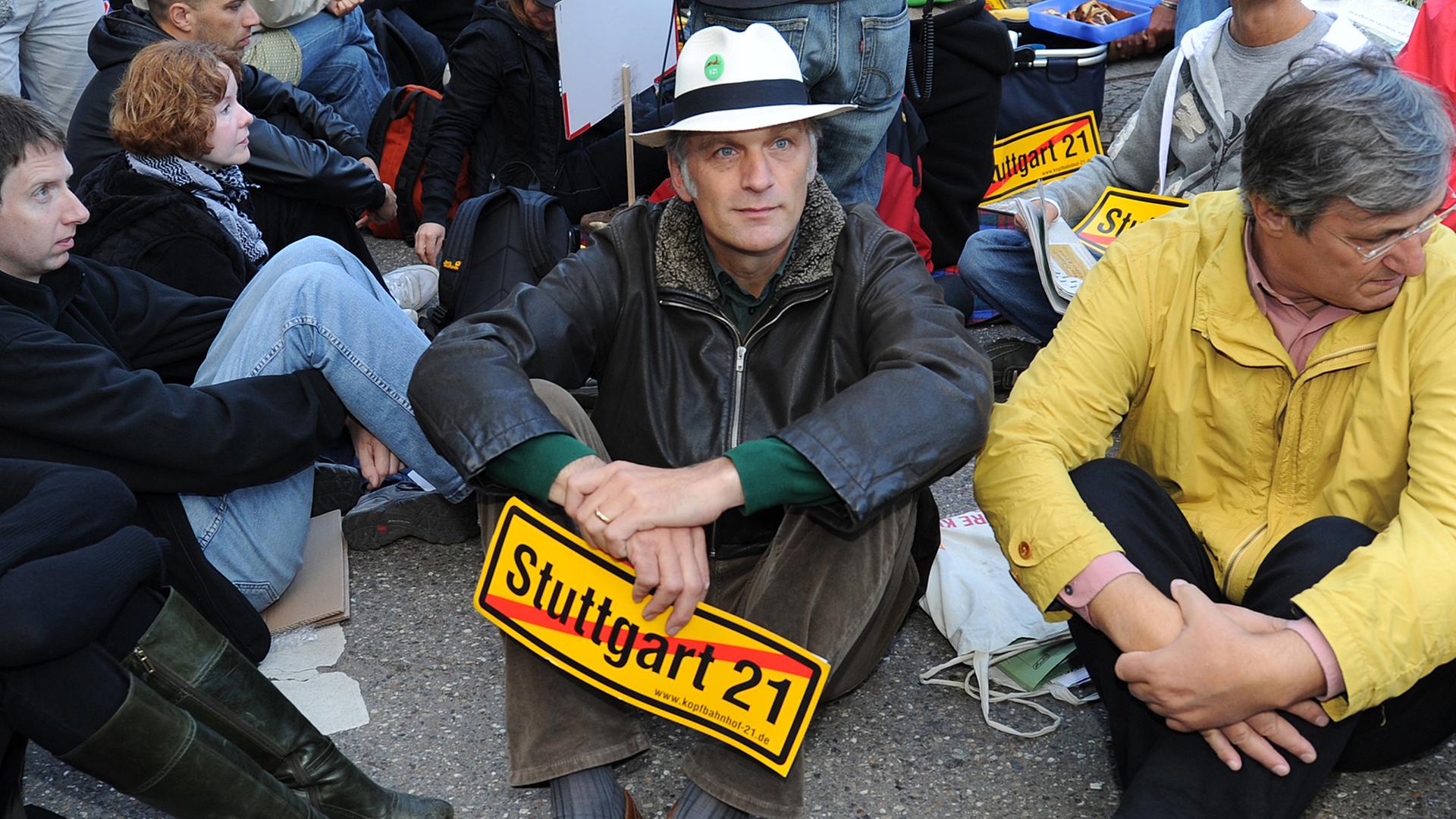 Schauspieler Walter Sittler bei einer Straßenblockade gegen "Stuttgart 21" im Jahr 2011