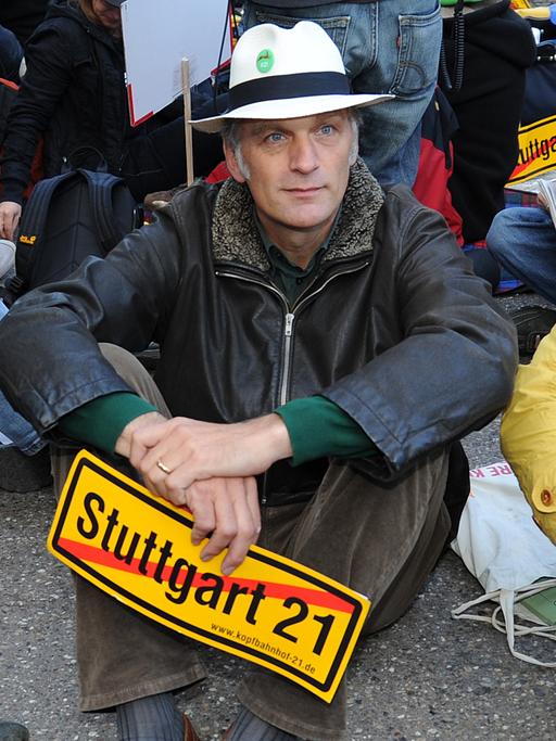Schauspieler Walter Sittler bei einer Straßenblockade gegen "Stuttgart 21" im Jahr 2011