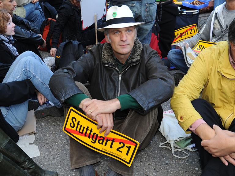 Schauspieler Walter Sittler bei einer Straßenblockade gegen "Stuttgart 21" im Jahr 2011