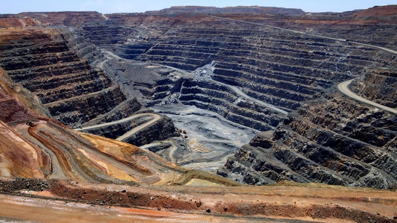Einblick in die Bodenformationen durch den Abbau an der Goldmine Super Pit in Australien. 