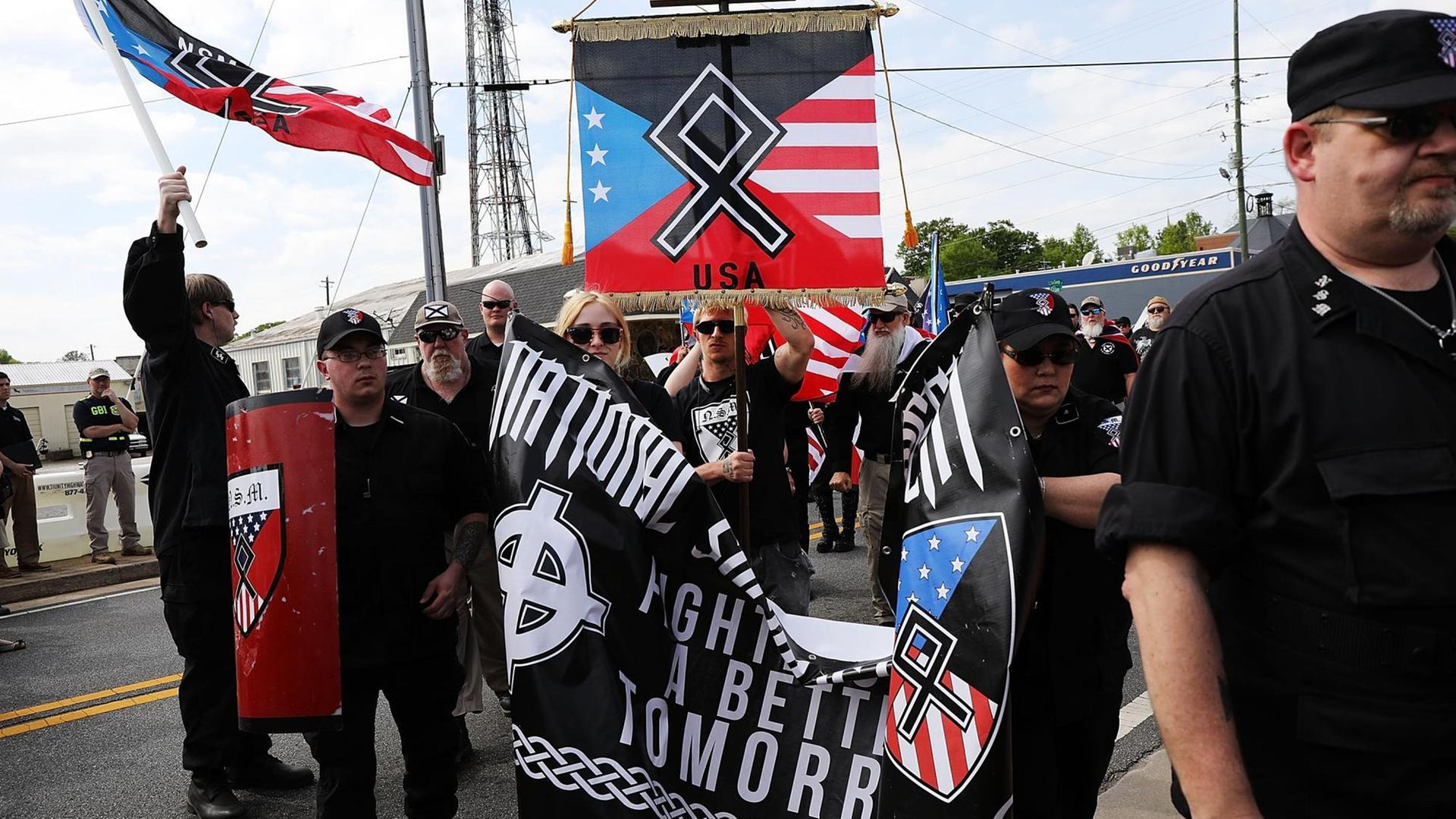 Weiße Nationalisten bei einer Demo in Newnan, Georgia, USA.