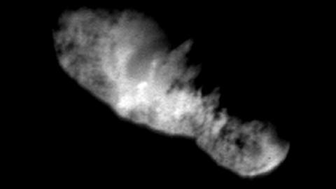 Der 8 Kilometer lange Kern des Kometen Borrelly, aufgenommen von der Raumsonde Deep Space 1