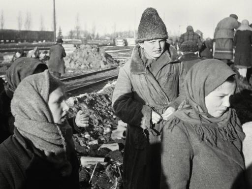 Zweiter Weltkrieg / Kriegsende und Nachkriegszeit 1945: Flüchtlinge an einem Güterzug