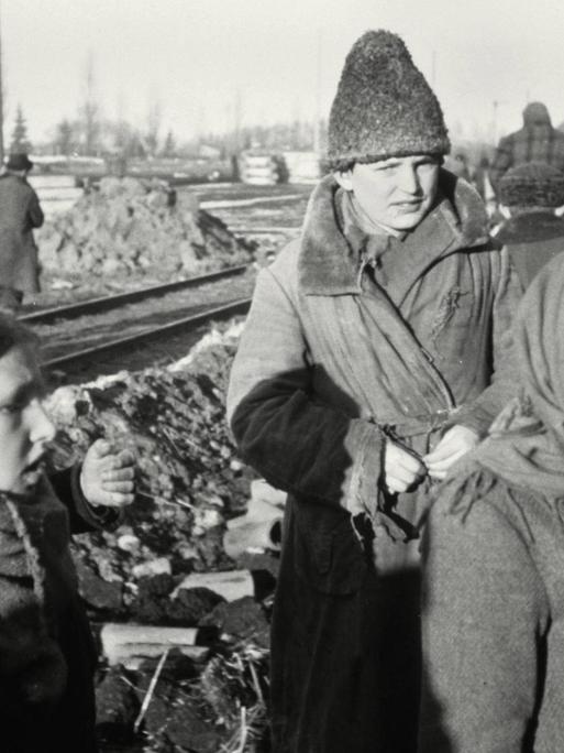 Zweiter Weltkrieg / Kriegsende und Nachkriegszeit 1945: Flüchtlinge an einem Güterzug