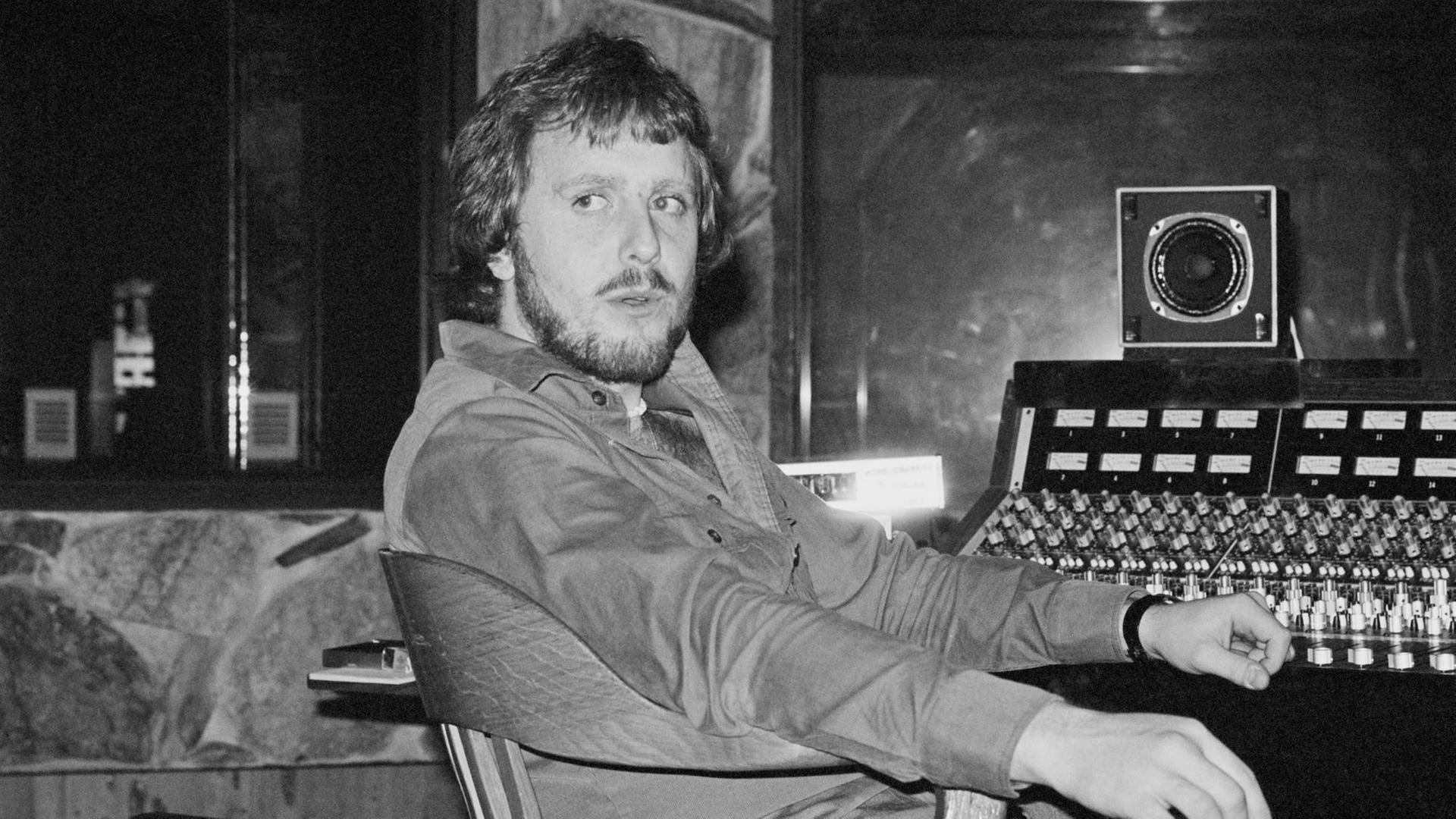Der Musikproduzent Martin Birch posiert am Mischpult im The Record Plant in Los Angeles im April 1976. (Schwarz-weiß-Aufnahme)