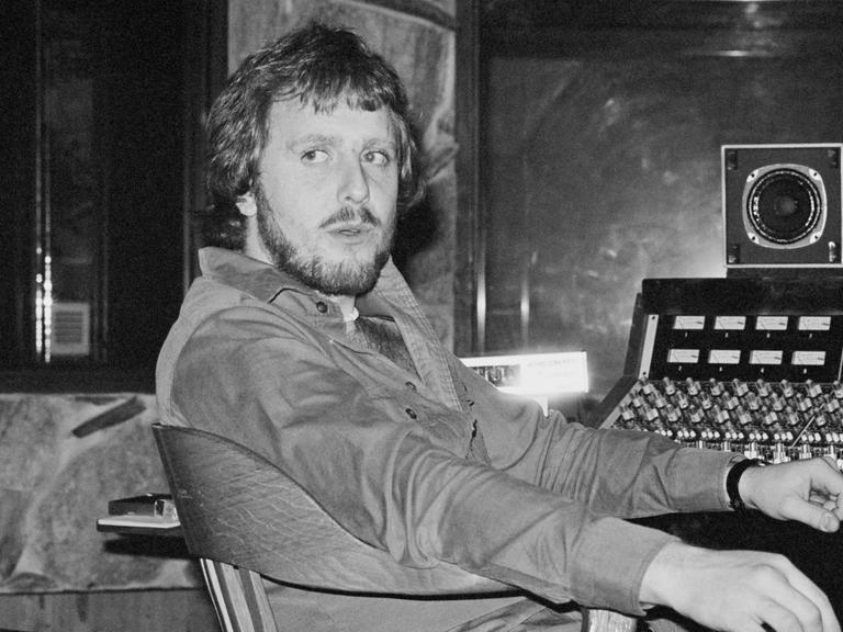 Der Musikproduzent Martin Birch posiert am Mischpult im The Record Plant in Los Angeles im April 1976. (Schwarz-weiß-Aufnahme)