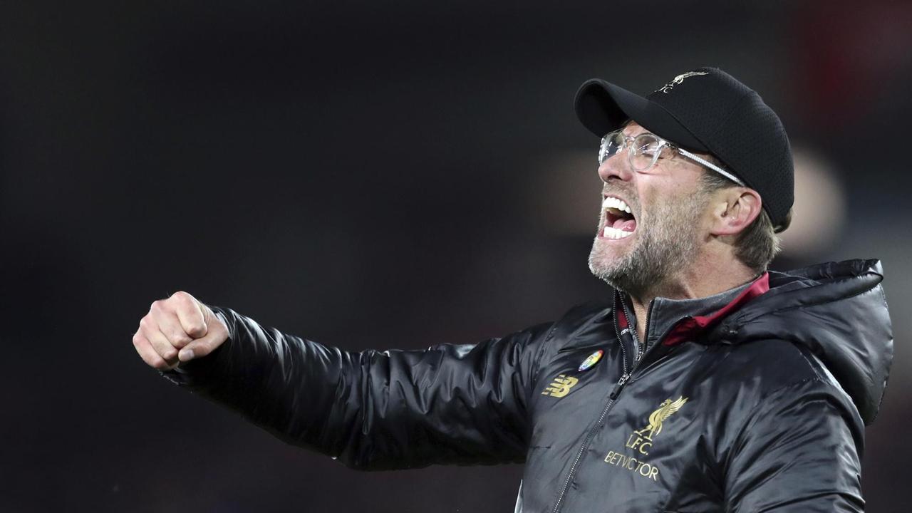 Liverpools Trainer Jürgen Klopp feiert den Sieg seiner Mannschaft gegen Everton