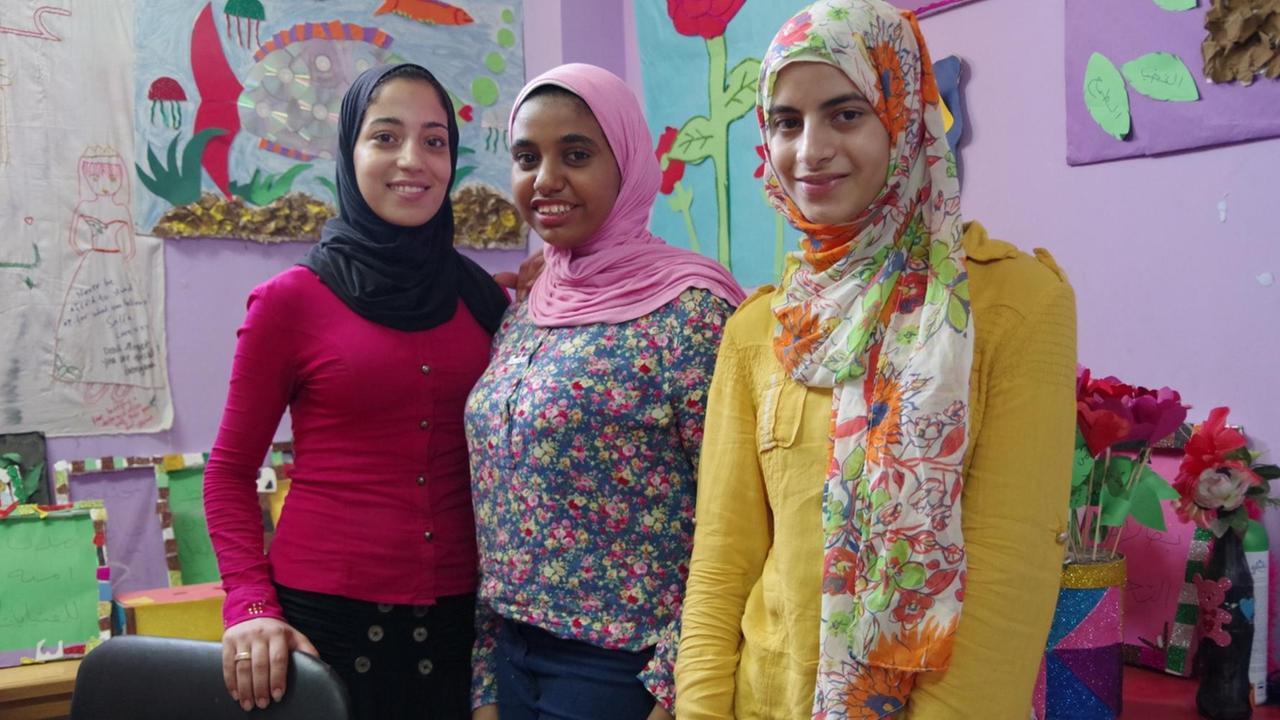 V.l.n.r. Zeinab (18), Hadeer (16) und Yarah (16) aus dem Kairoer Stadtteil Ezbat Khairallah