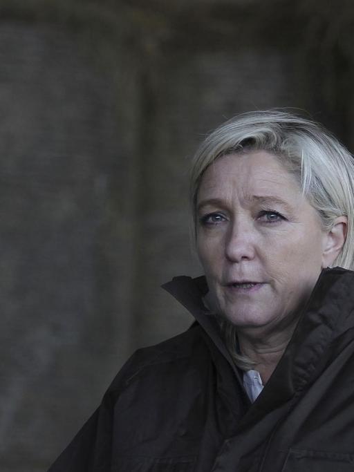 Die Vorsitzende des rechtsextremen Front National, Marine Le Pen, beim Wahlkampf auf einem Bauernhof im Département Manche
