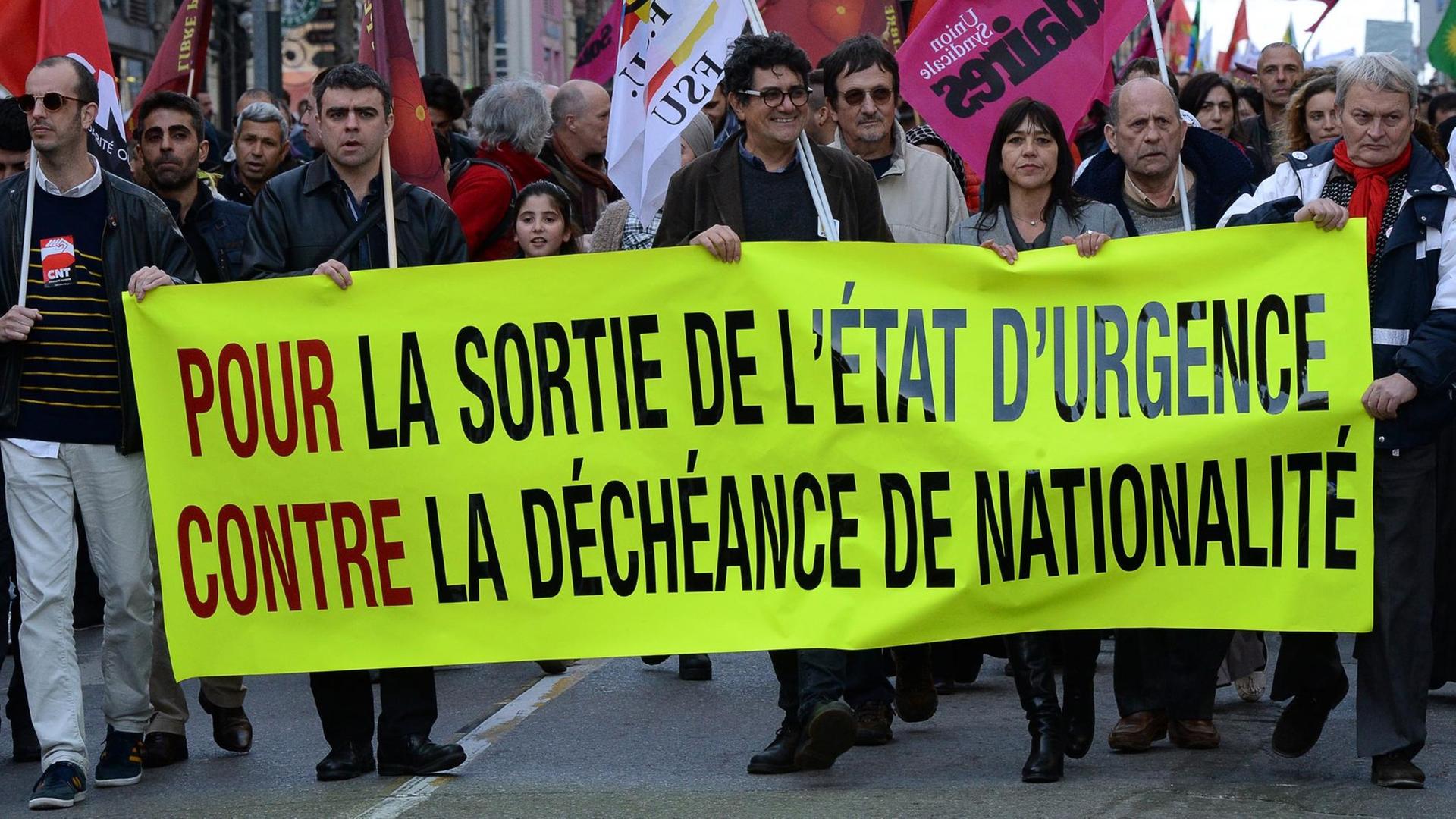 Demonstranten halten ein Banner mit dem Schriftzug "Für das Ende des Ausnahmezustands und gegen den Verlust von Nationalität" während einer Demonstration am 30.01.2016 in Marseille.