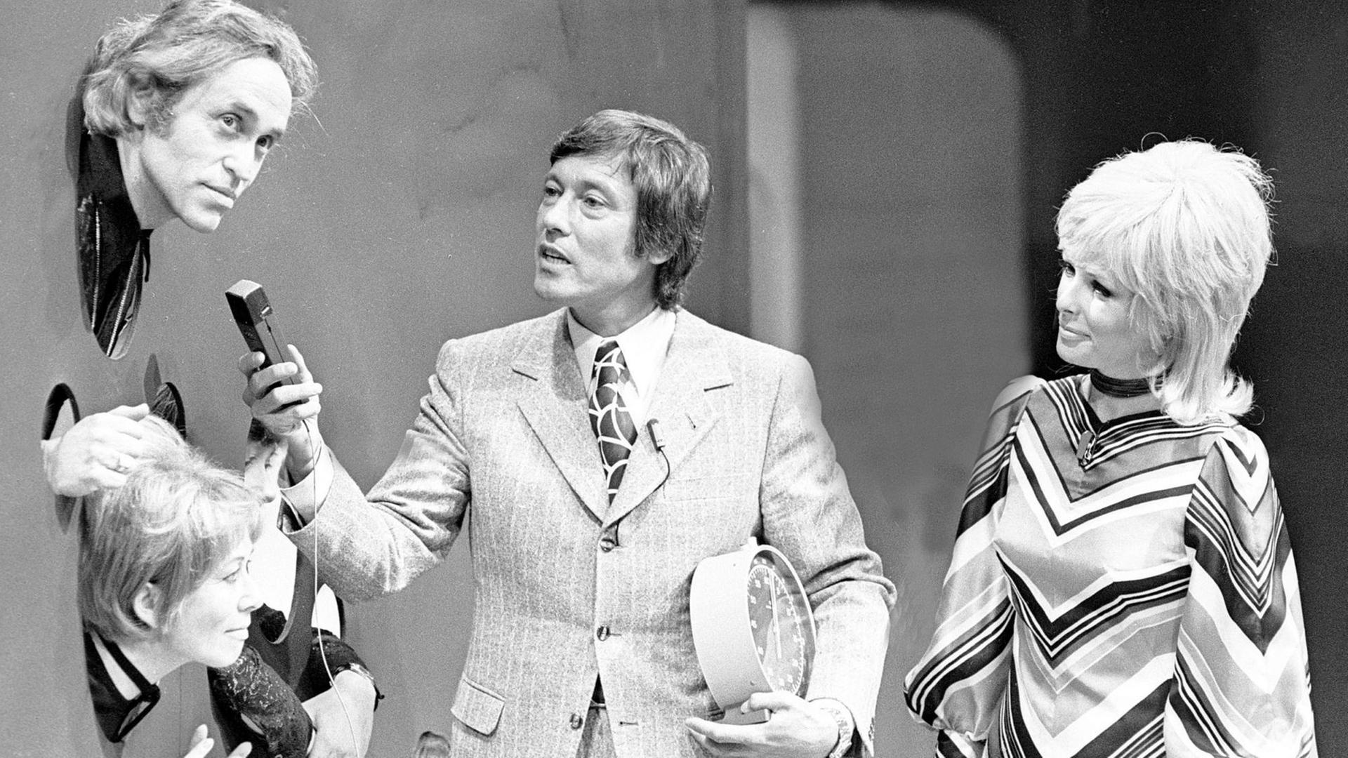 Eine Sequenz aus der TV-Sendung "Wünsch Dir was" in der Wiener Stadthalle im März 1971. 24 Folgen lang wurde die Show bis zu ihrer Einstellung vom Ehepaar Dietmar Schönherr und Vivi Bach (ganz rechts) moderiert.