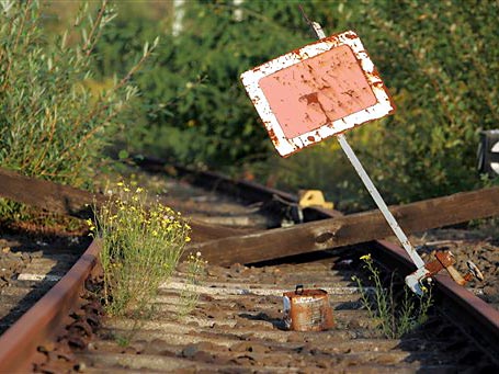 Ein stillgelegtes Gleis ist  an einem Bahnhof in Maintal bei Frankfurt mit einem Schild abgesperrt.