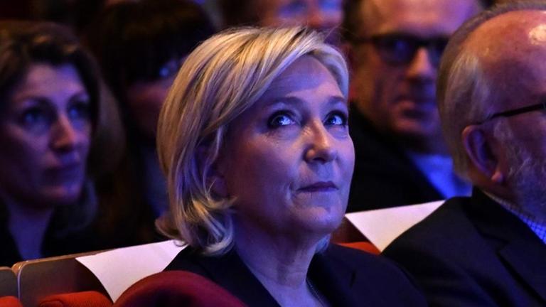 Sie sehen die Vorsitzende des Front National, Marine Le Pen, kurz nach ihrer Ankunft auf einer Wahlkampf-Veranstaltung in Lyon.