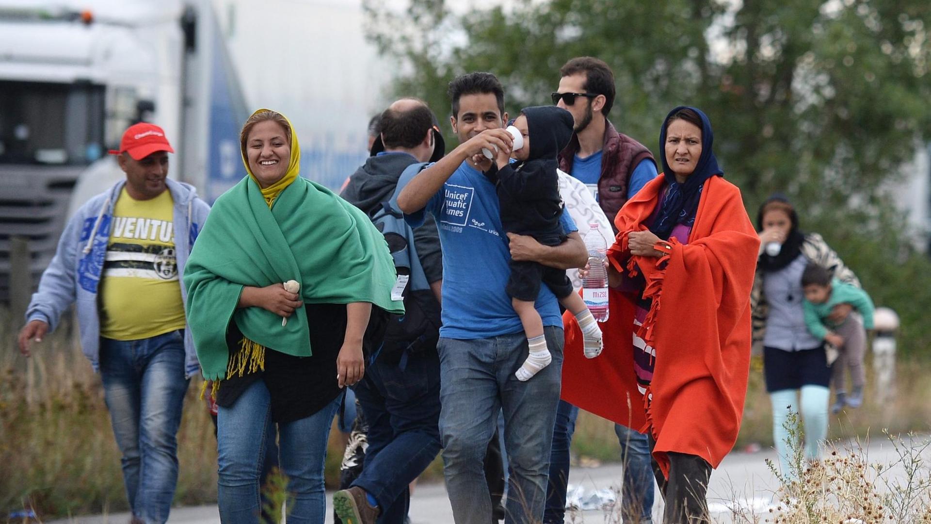 Erschöpft und erleichtert: Flüchtlinge, die die ungarisch-österreichische Grenze passieren.