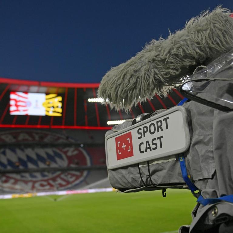 Leere Tribünen, eine Kamera vom Medienvermarkter Sportcast am Spielfeldrand. 