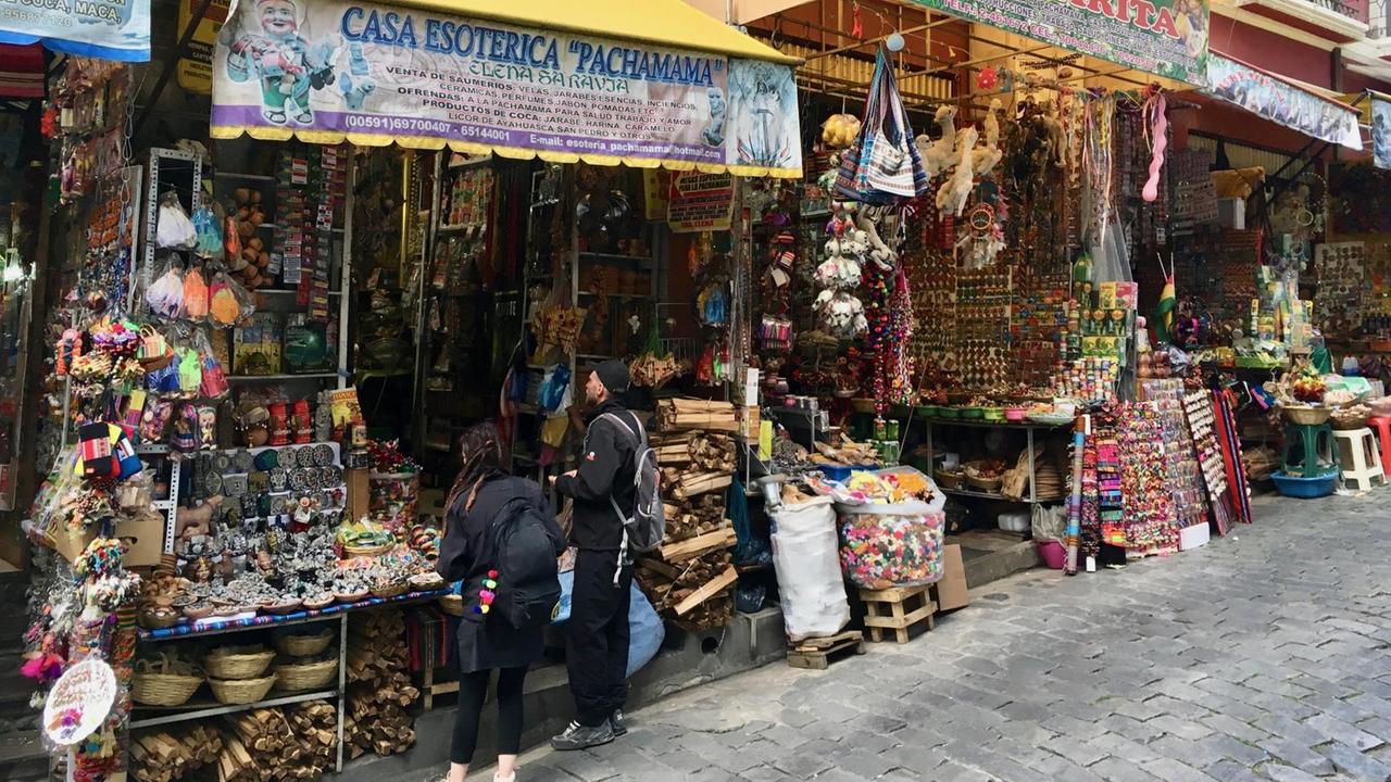 Touristen vor einem Geschäft in der Calle Linares.