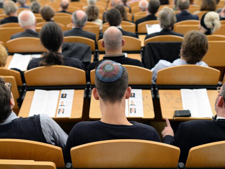 Während eines Festaktes an der Universität Potsdam zur Eröffnung des bundesweit ersten Universitätsstudiengang für Jüdische Theologie sitzen Besucher der Veranstaltung im Audimax der Universität.