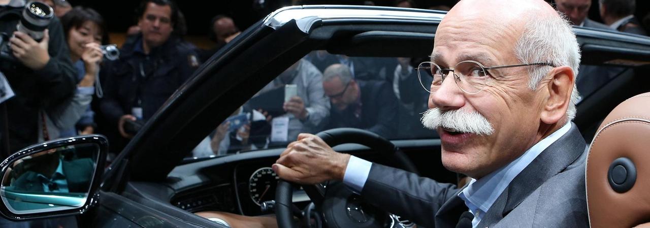 Daimler-Konzernchef Dieter Zetsche sitzt im neuen S-Cabriolet 