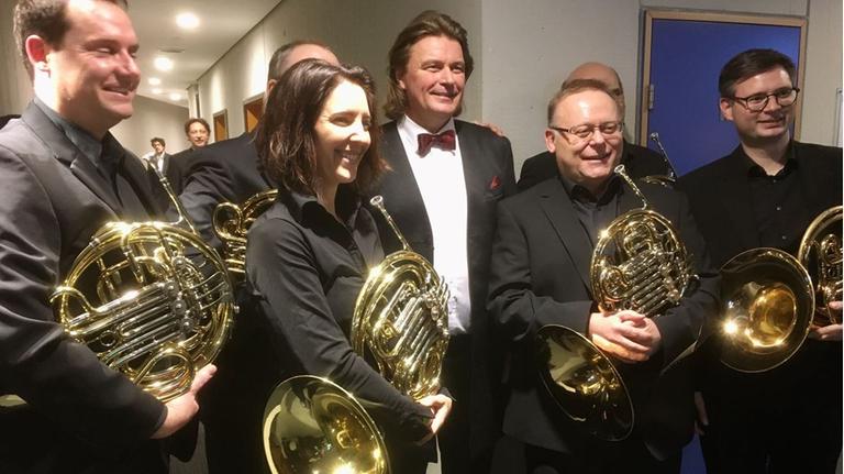 Der Tenor Klaus Florian Vogt mit Musikern des Stadtorchesters Friedrichshafen.