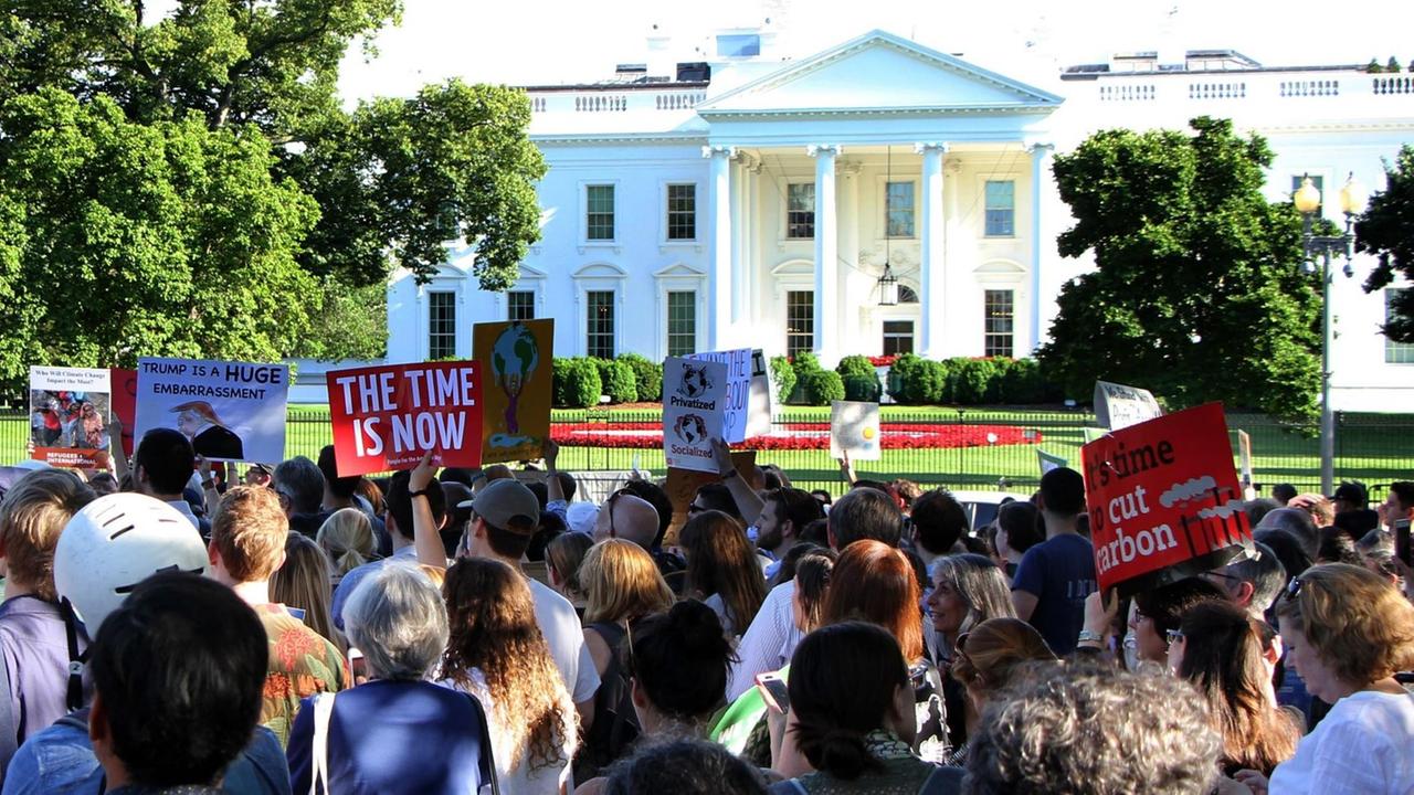 Demonstrierenden vor dem Weißen Haus in Washington