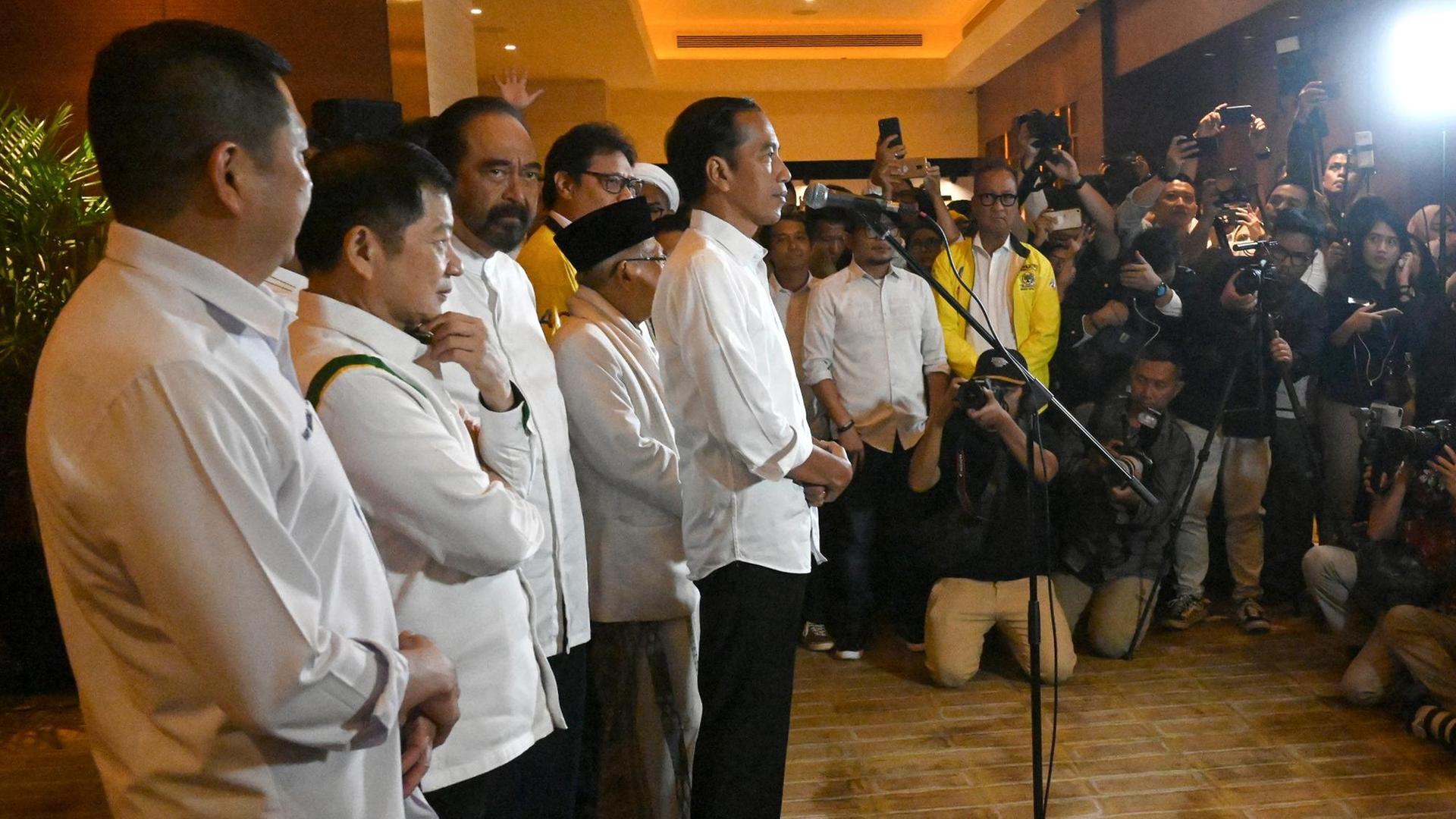 In Indonesien hat sich Präsident Joko Widodo - hier bei einer Pressekonferenz am 17.4.2019 - Hochrechnungen zufolge bei der Präsidentenwahl am Mittwoch offenbar gegen seinen Herausforderer durchgesetzt. Ein offizielles Ergebnis ist nicht vor Mai zu erwarten.
