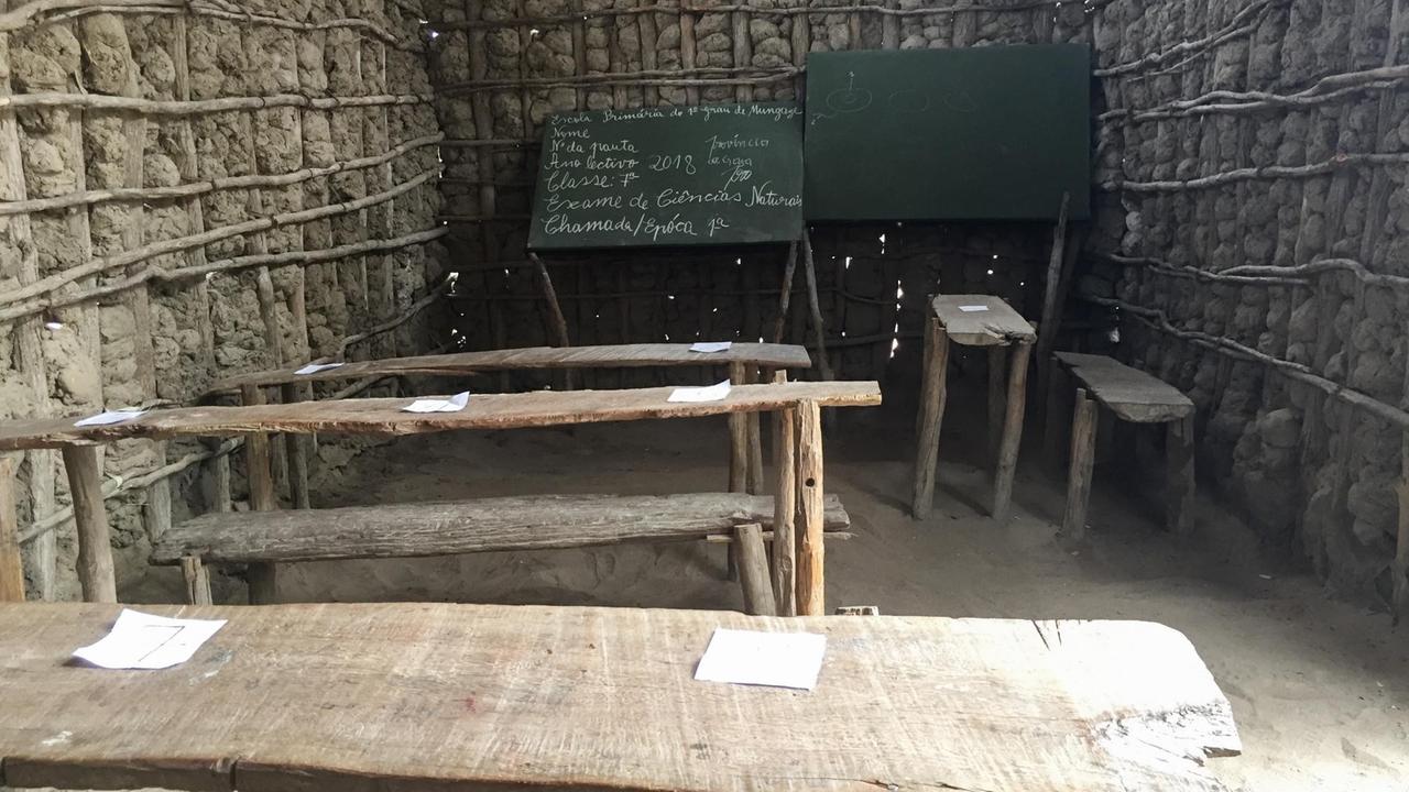 Schule im Dorf Mungaze am Rand des Nationalparks Banhine