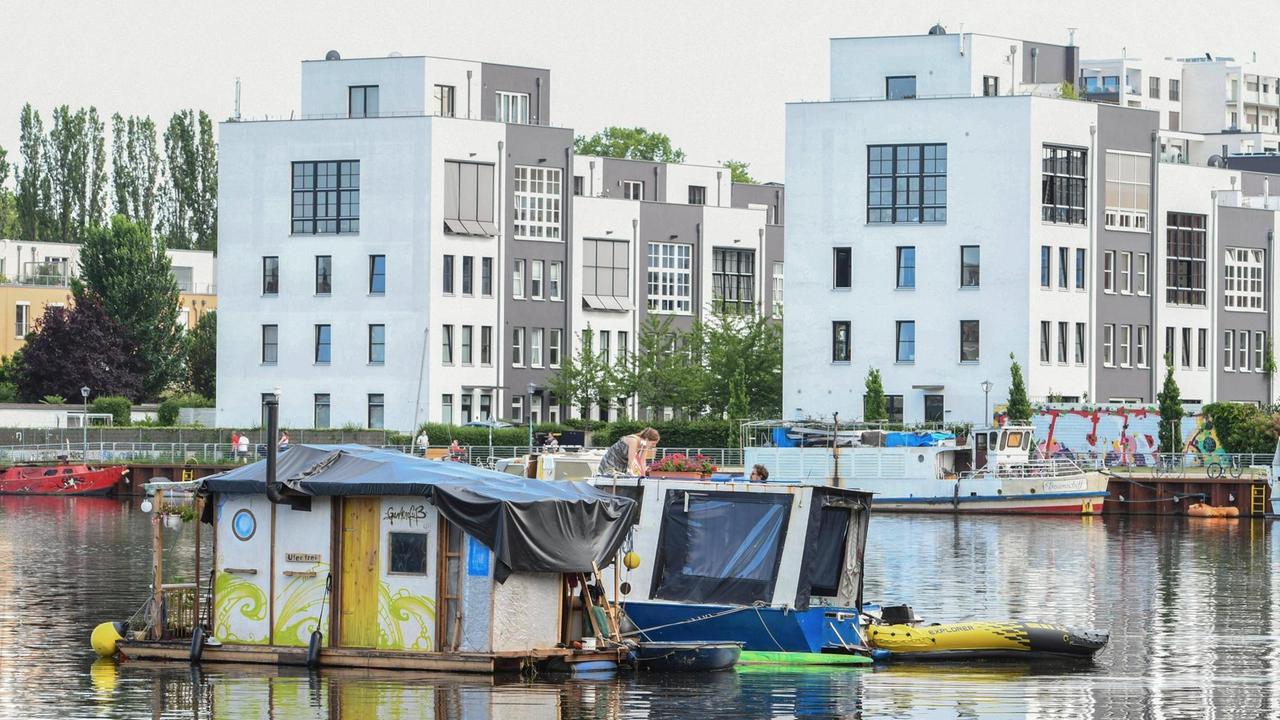 Hausboote in der Rummelsburger Bucht in Berlin. Am Ufer der Bucht entstehen neue Appartements.