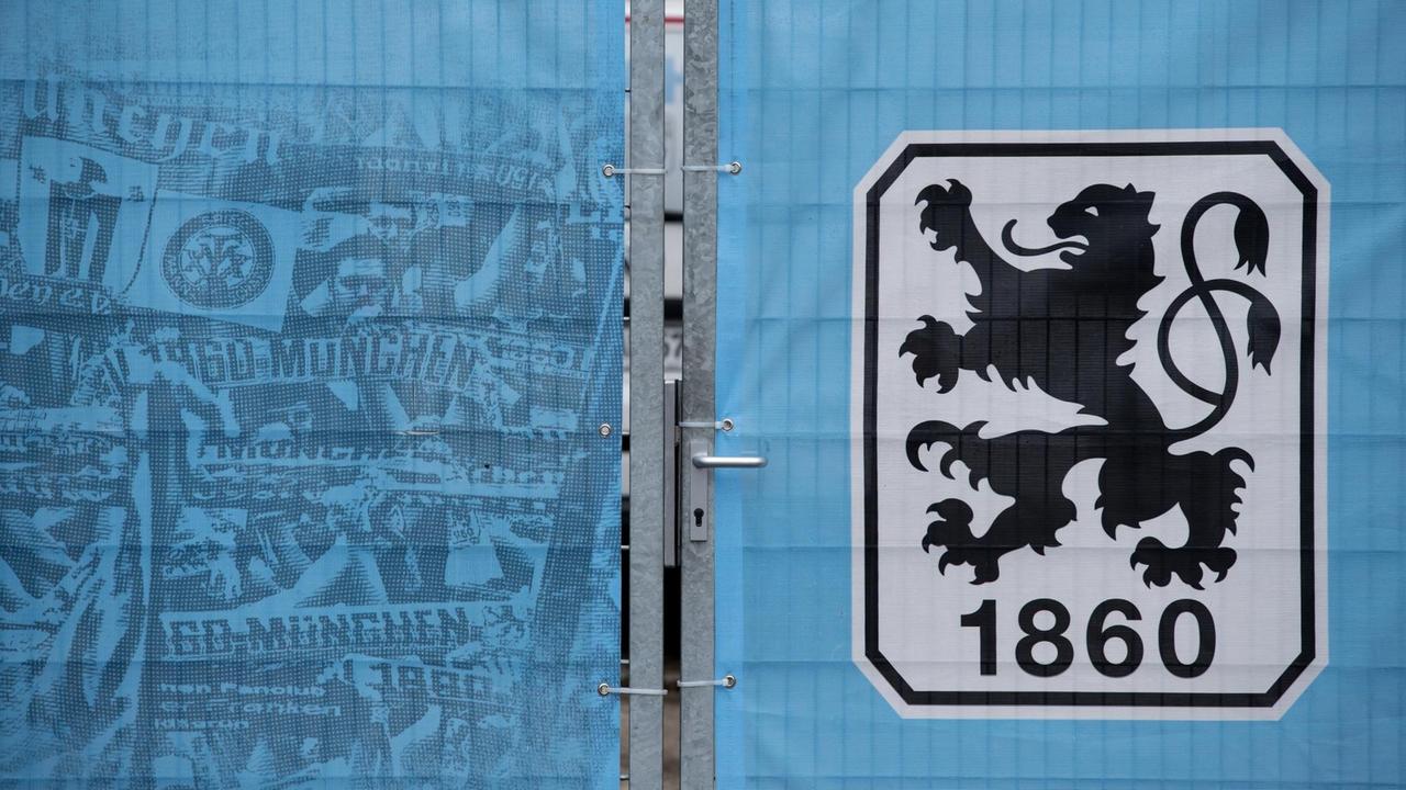 Ein verschlossenes Tor ist am 06.06.2017 in München (Bayern) auf dem Trainingsgelände des langjährigen Fußball-Zweitligisten TSV 1860 München zu sehen.