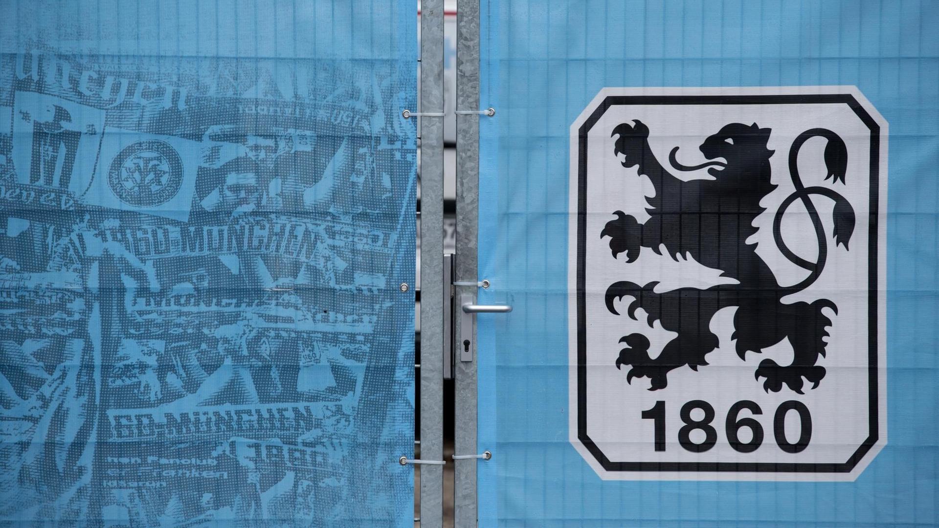 Ein verschlossenes Tor ist am 06.06.2017 in München (Bayern) auf dem Trainingsgelände des langjährigen Fußball-Zweitligisten TSV 1860 München zu sehen.