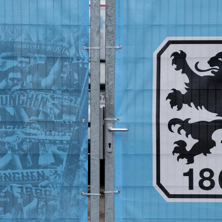 Ein verschlossenes Tor ist am 06.06.2017 in München (Bayern) auf dem Trainingsgelände des langjährigen Fußball-Zweitligisten TSV 1860 München zu sehen.