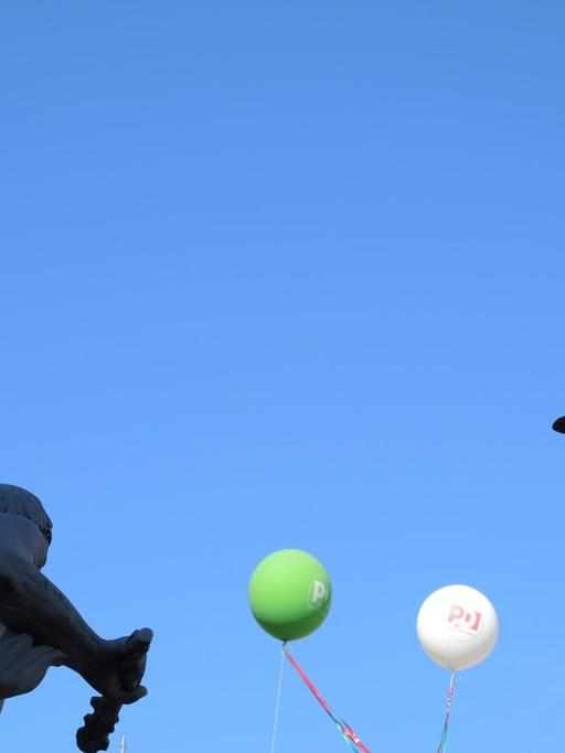 Luftballons in den Nationalfarben Italiens sind zwischen Statuen nahe der Piazza del Popolo in Rom (Italien) zu sehen.