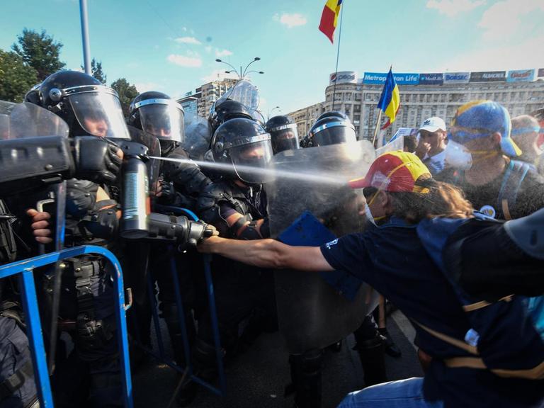 Die Polizei geht gegen Demonstranten in der Hauptstadt Bukarest vor