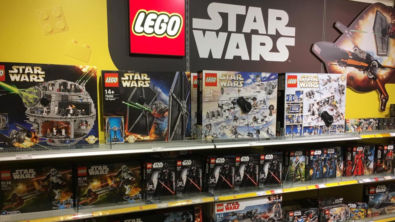 Star Wars Verpackungen im Spielzeugregal